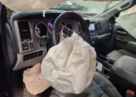 2014 Toyota Sequoia Platinum z USA, uszkodzony, nr VIN 5TDDW5G15ES099639